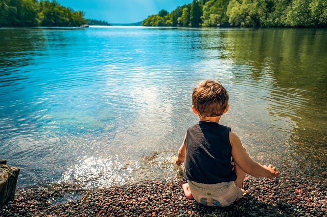 chlapec u jezera