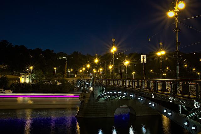 osvětlený pražský most